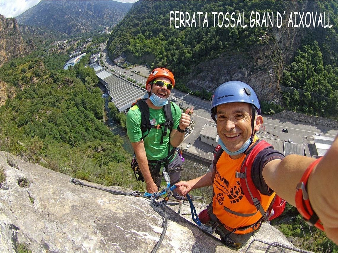 deux hommes prennent un selfie sur une falaise avec l' inscription ferrata tossal grand d' atxovall