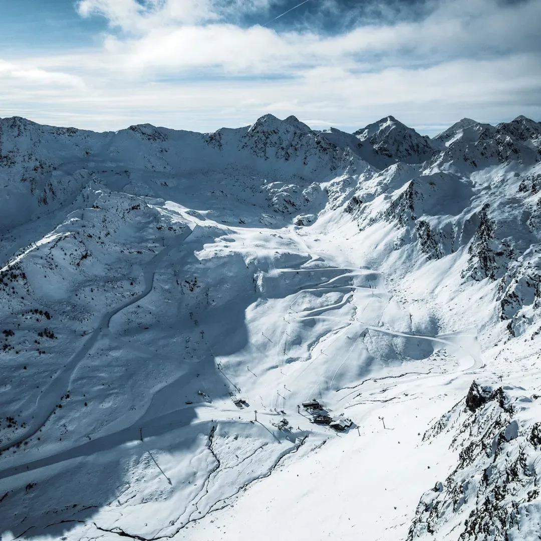 NEXTA: Corporativa: snowy mountain views with ski slopes.