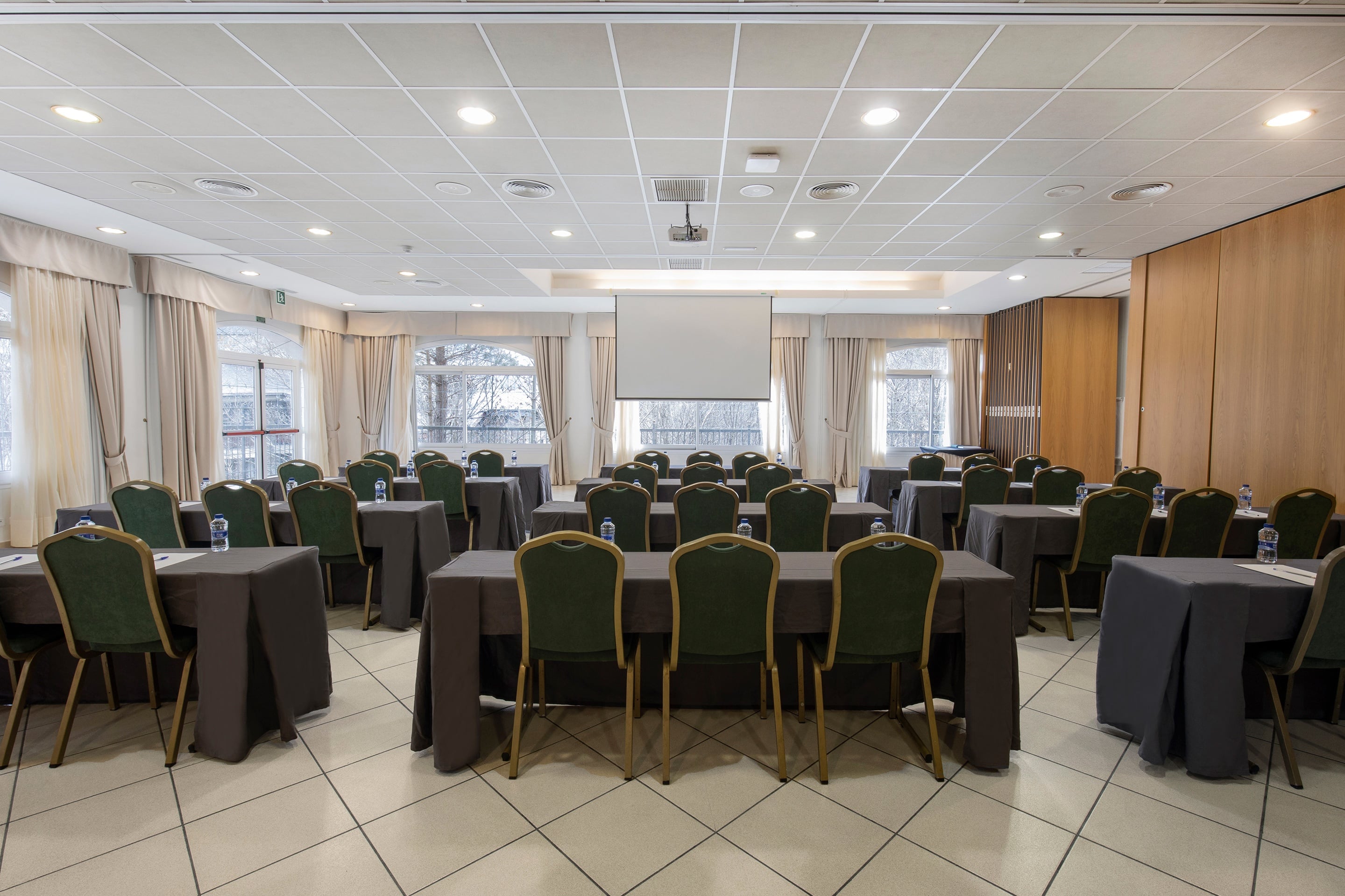 Salón de eventos NEXTA: Corporativa con sillas y mesas para conferencias.