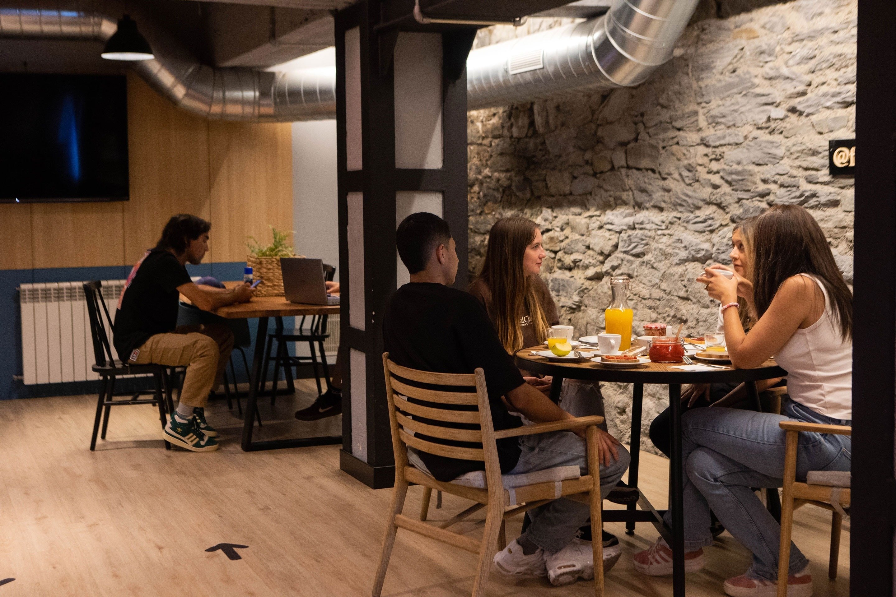 un grupo de personas se sienta alrededor de una mesa en un restaurante