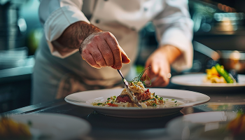 Chef emplatando NEXTA: Corporativa en restaurante de hotel de lujo.
