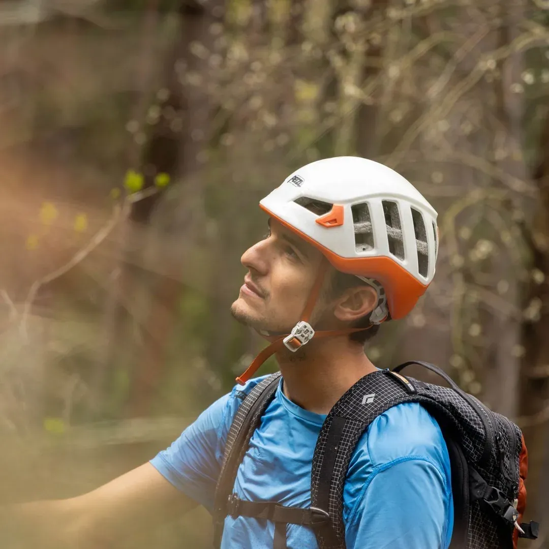 Man with climbing helmet, ready for NEXTA: Corporativa adventure.