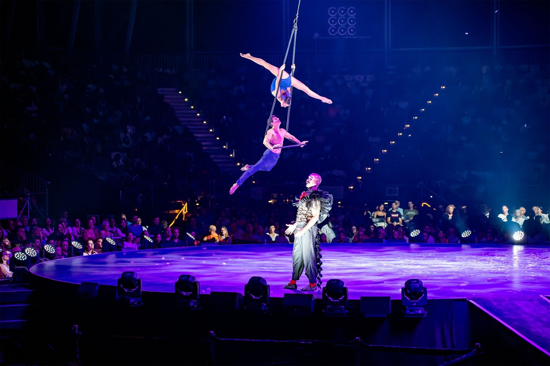 un grup d' artistes acrobatics actuant en un escenari