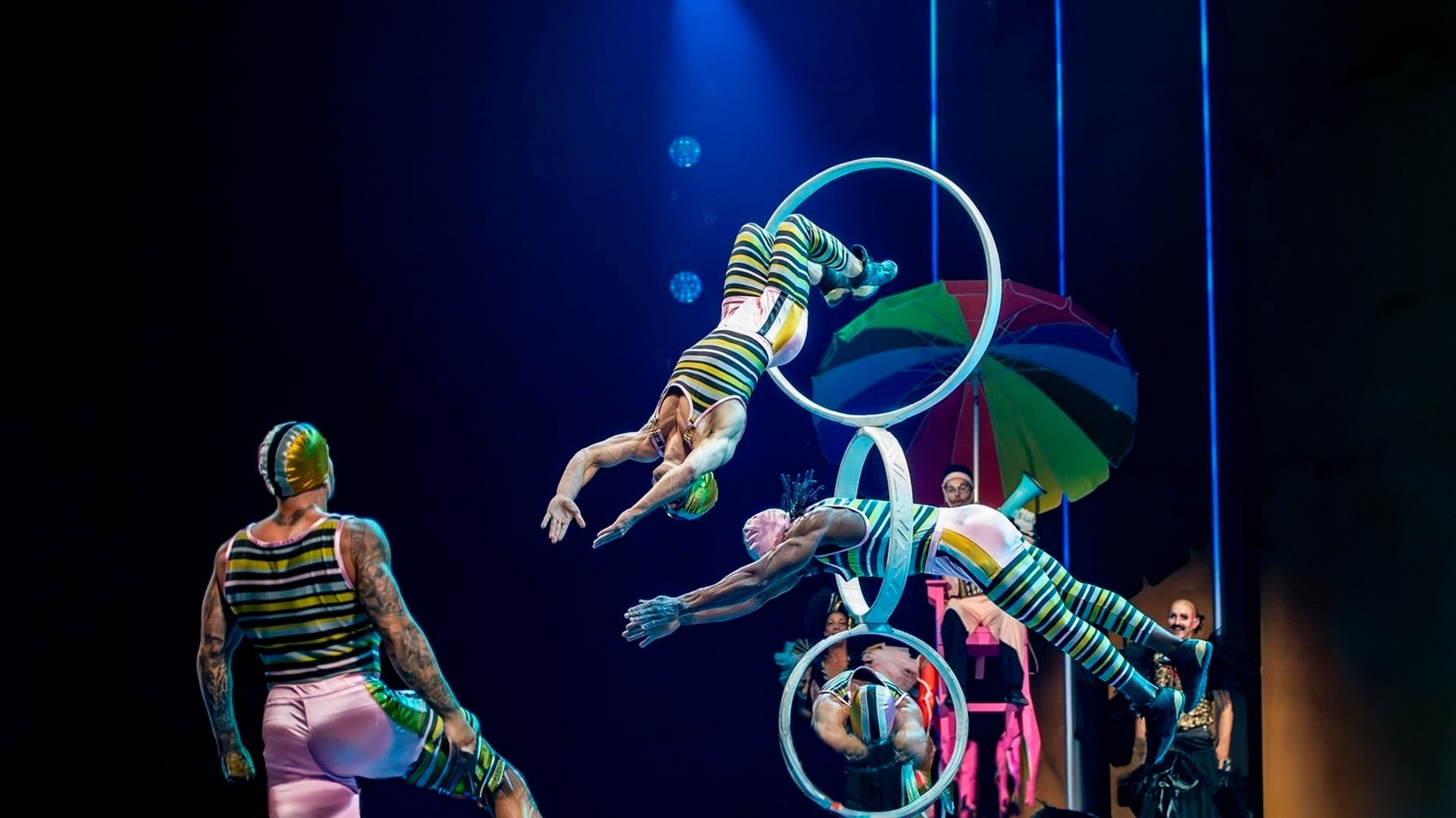 un grup d' artistes acrobatics actuant en un escenari