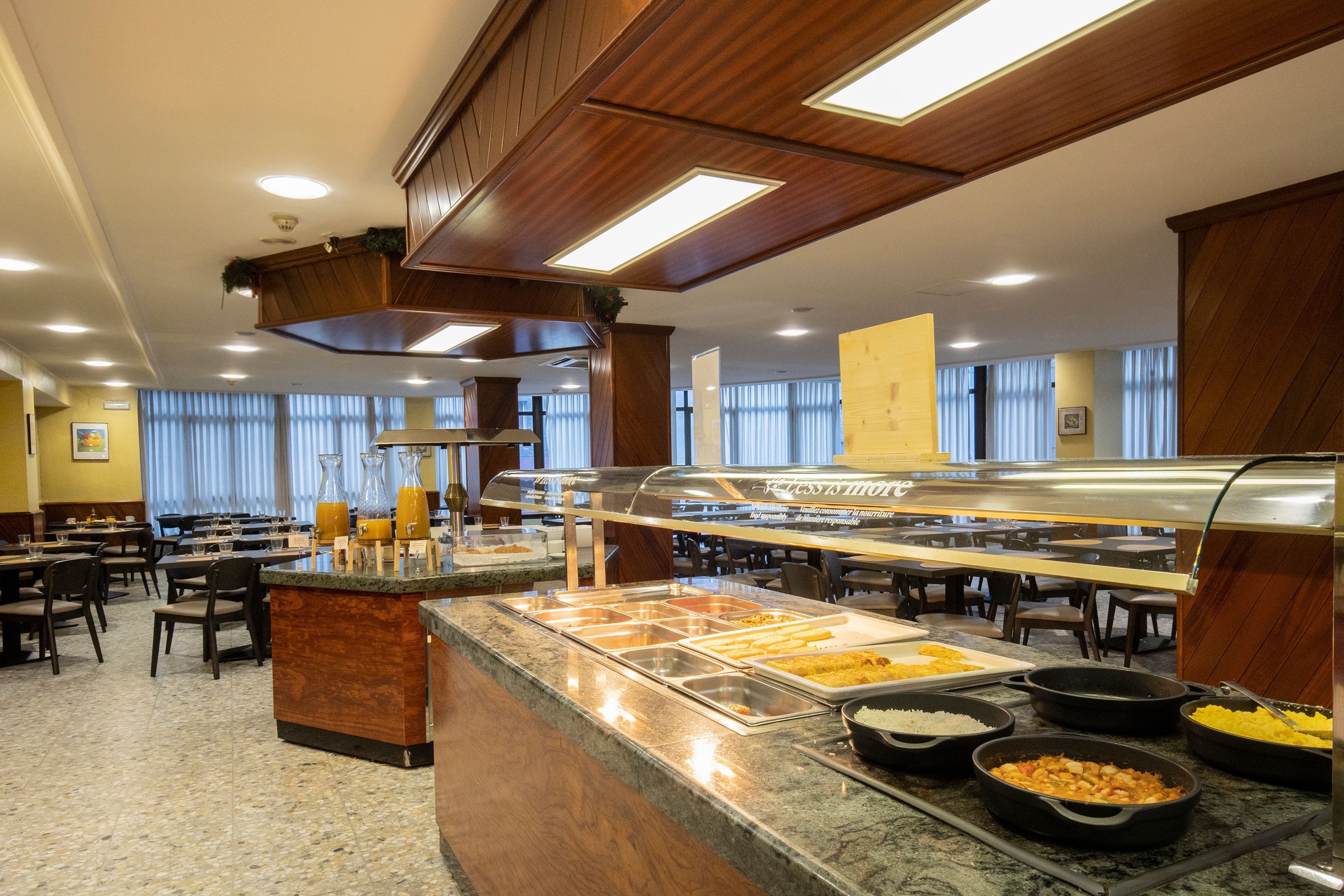 une salle à manger avec un comptoir rempli de nourriture