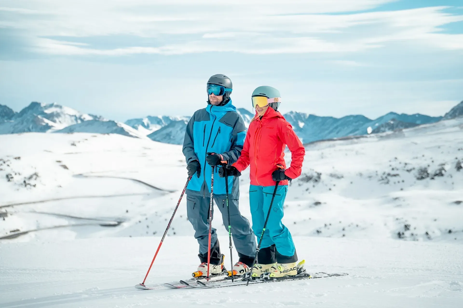 Couple skiing in snow, NEXTA: Corporativa ideal for ski trips.