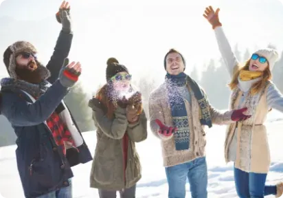 Amis profitant de la neige, parfait pour les événements NEXTA: Corporativa.