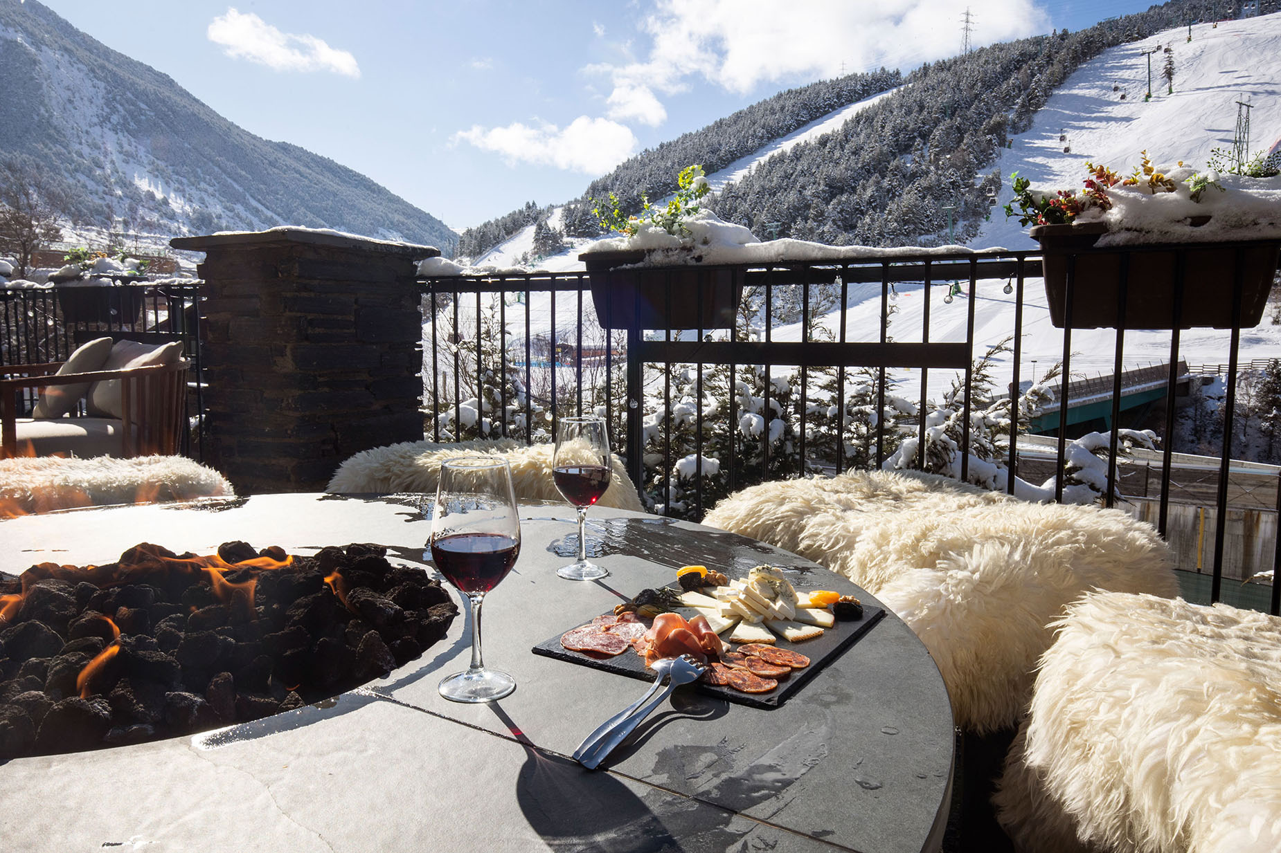 Terraza con chimenea, vino y aperitivos con vistas aNEXTA: Corporativa pistas de esquí nevadas.