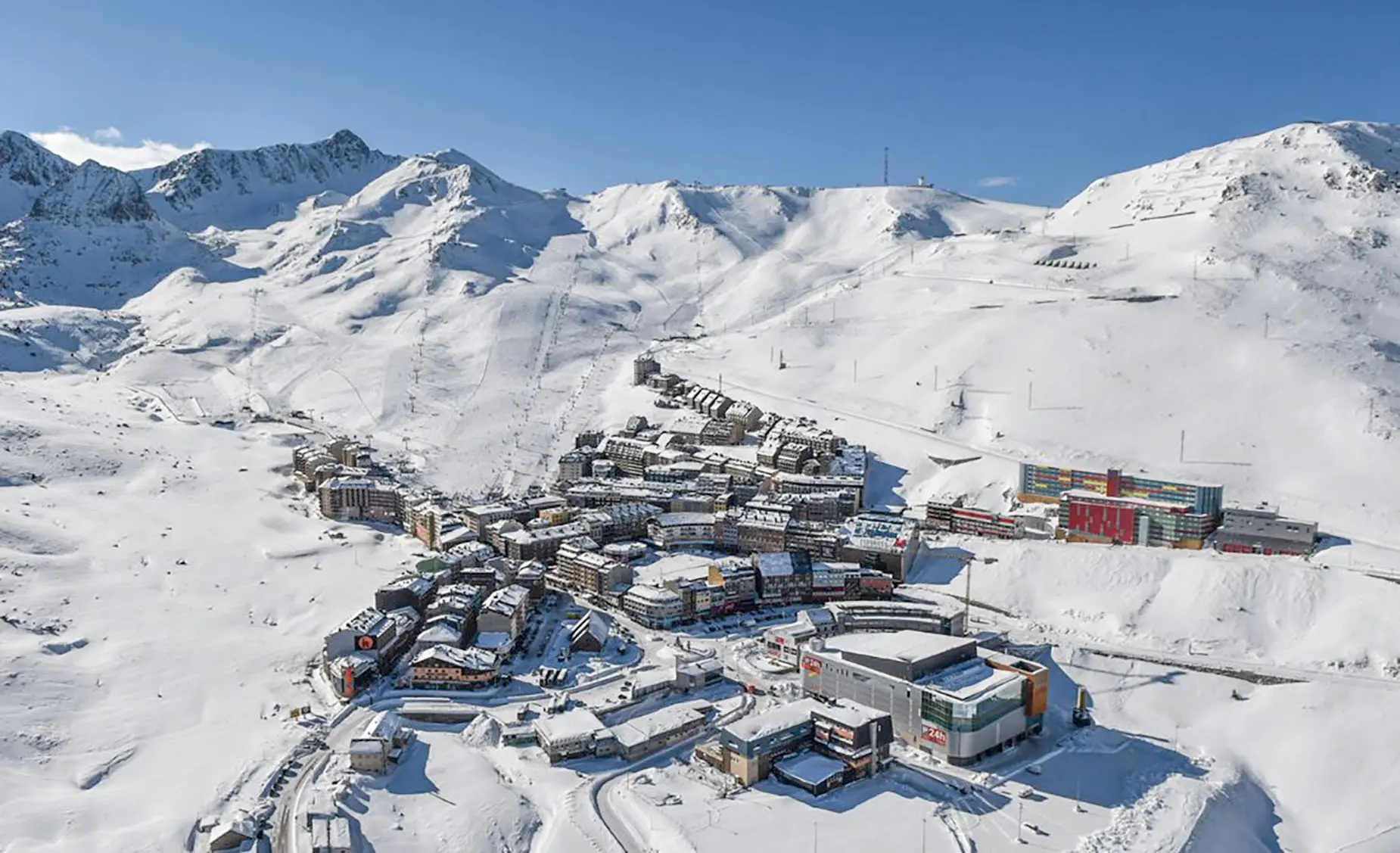 Nexta: Hotel a la muntanya cobert de neu, amb vistes espectaculars dels Pirineus.