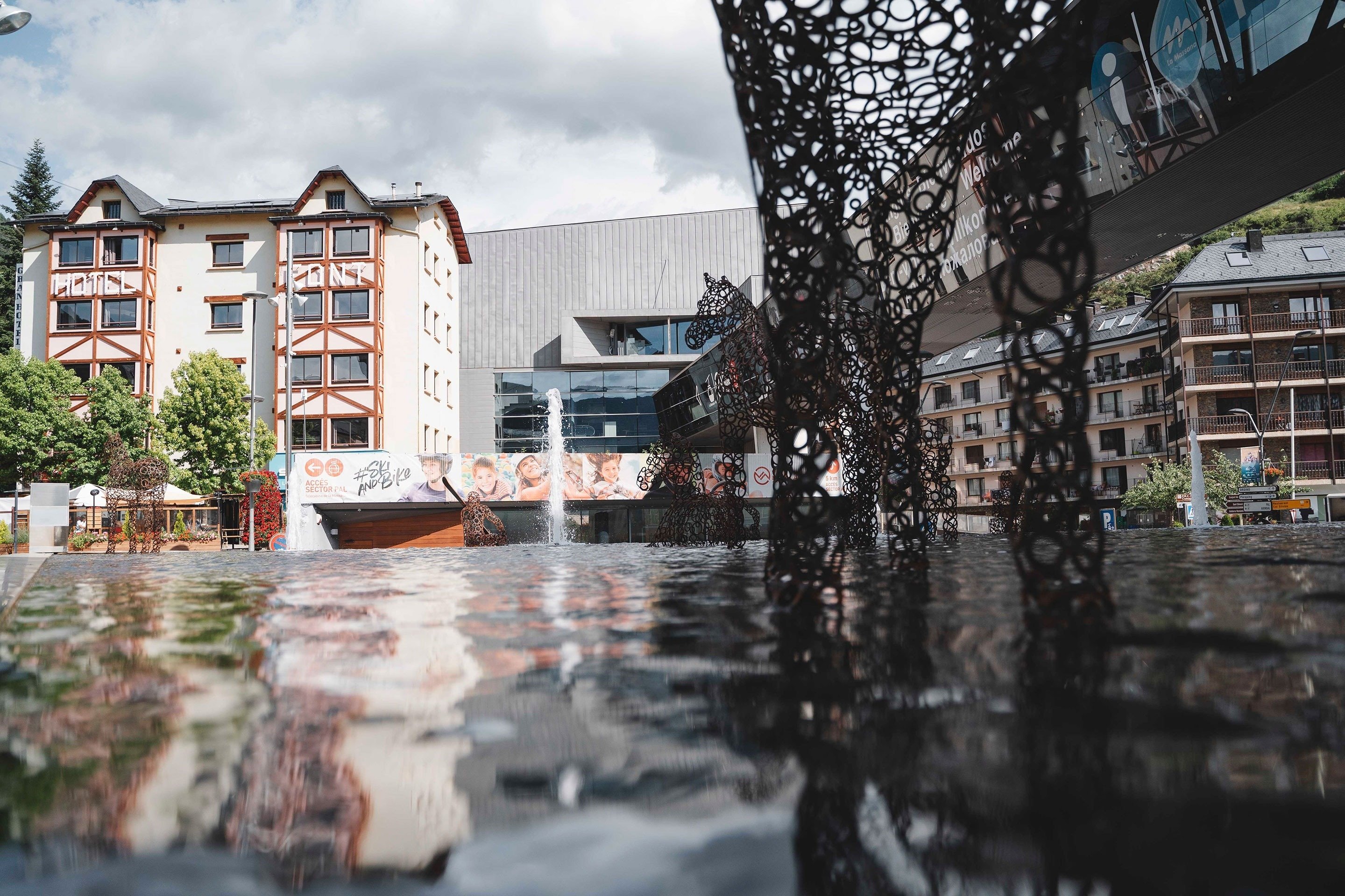 une fontaine à l' extérieur d' un bâtiment avec l' eau qui coule dessus