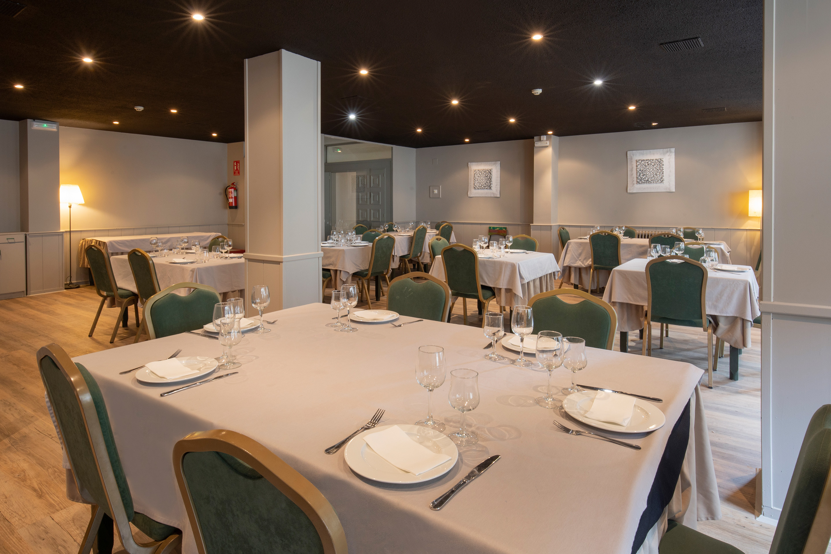 Salón de eventos del hotel, mesas listas para celebraciones, con NEXTA: Corporativa.