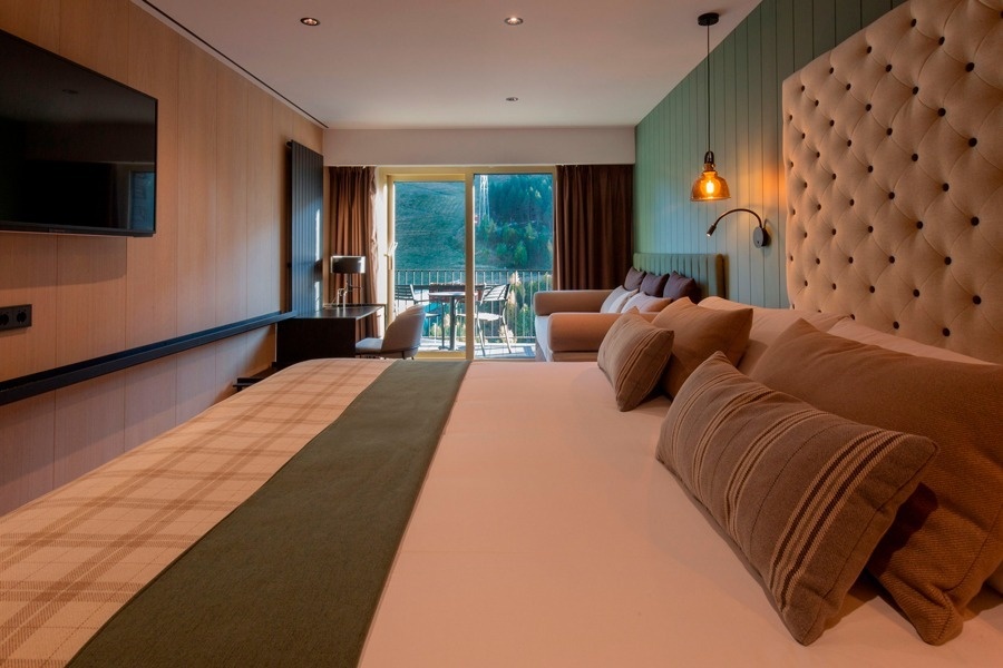 una habitació d' hotel amb un llit i un sofà