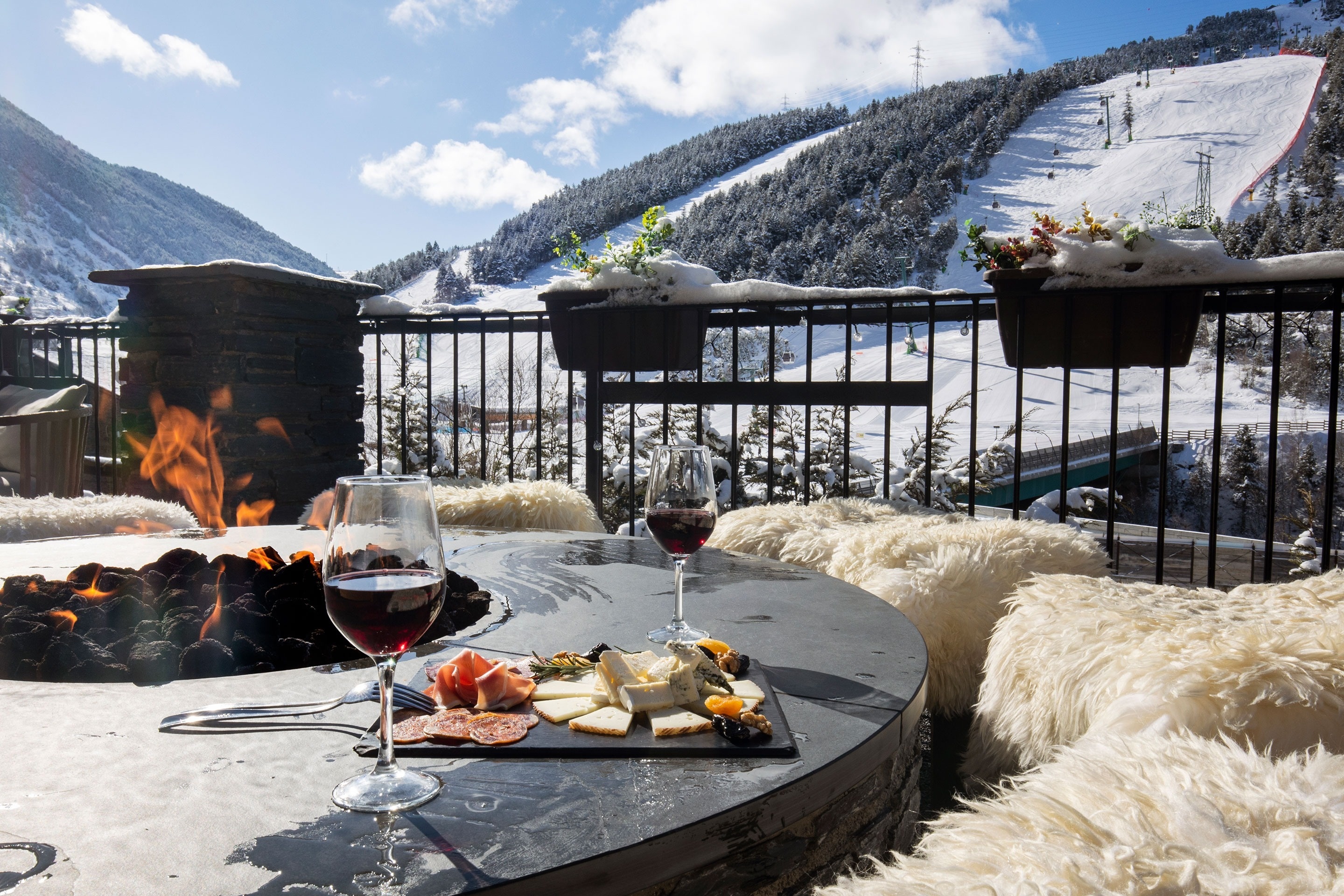 un par de esquís i una mochila a la nevada
