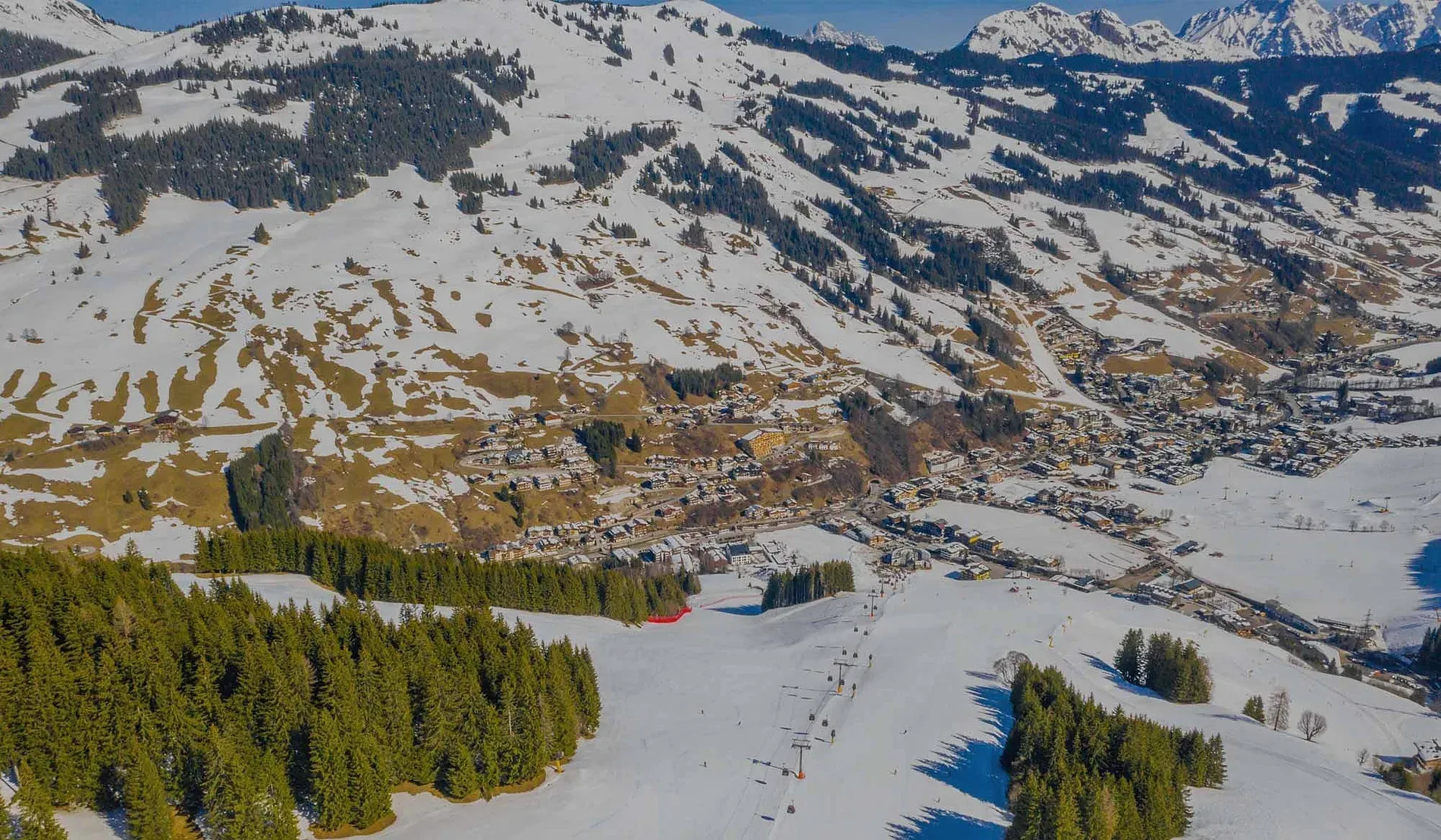 Vue aérienne NEXTA: Corporativa d'hôtel dans vallée alpine enneigée, parfait pour affaires.