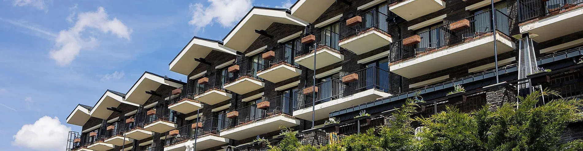 Fachada moderna del Hotel Piolets Soldeu Centre | Nexta | Web Oficial con balcones.