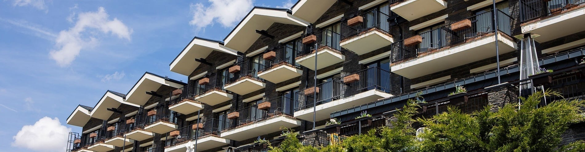 un gran edifici d' apartaments amb molts balcons