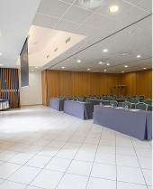 Sala de conferencias para NEXTA: Corporativa, con mesas, sillas y proyector.
