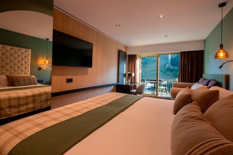 une chambre d' hôtel avec un canapé et une télévision