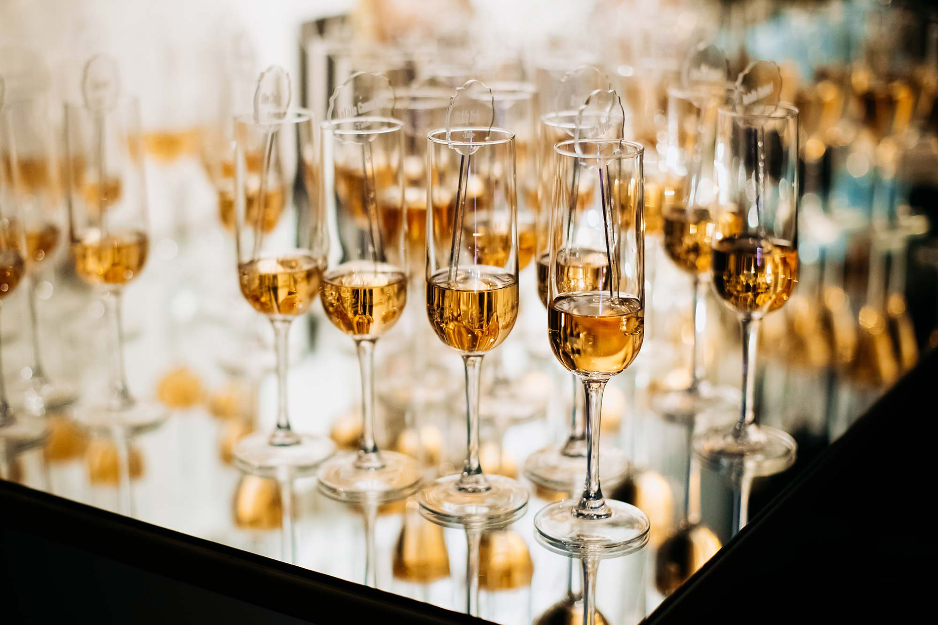 Champagne glasses ready for guests at our hotel NEXTA: Corporativa.