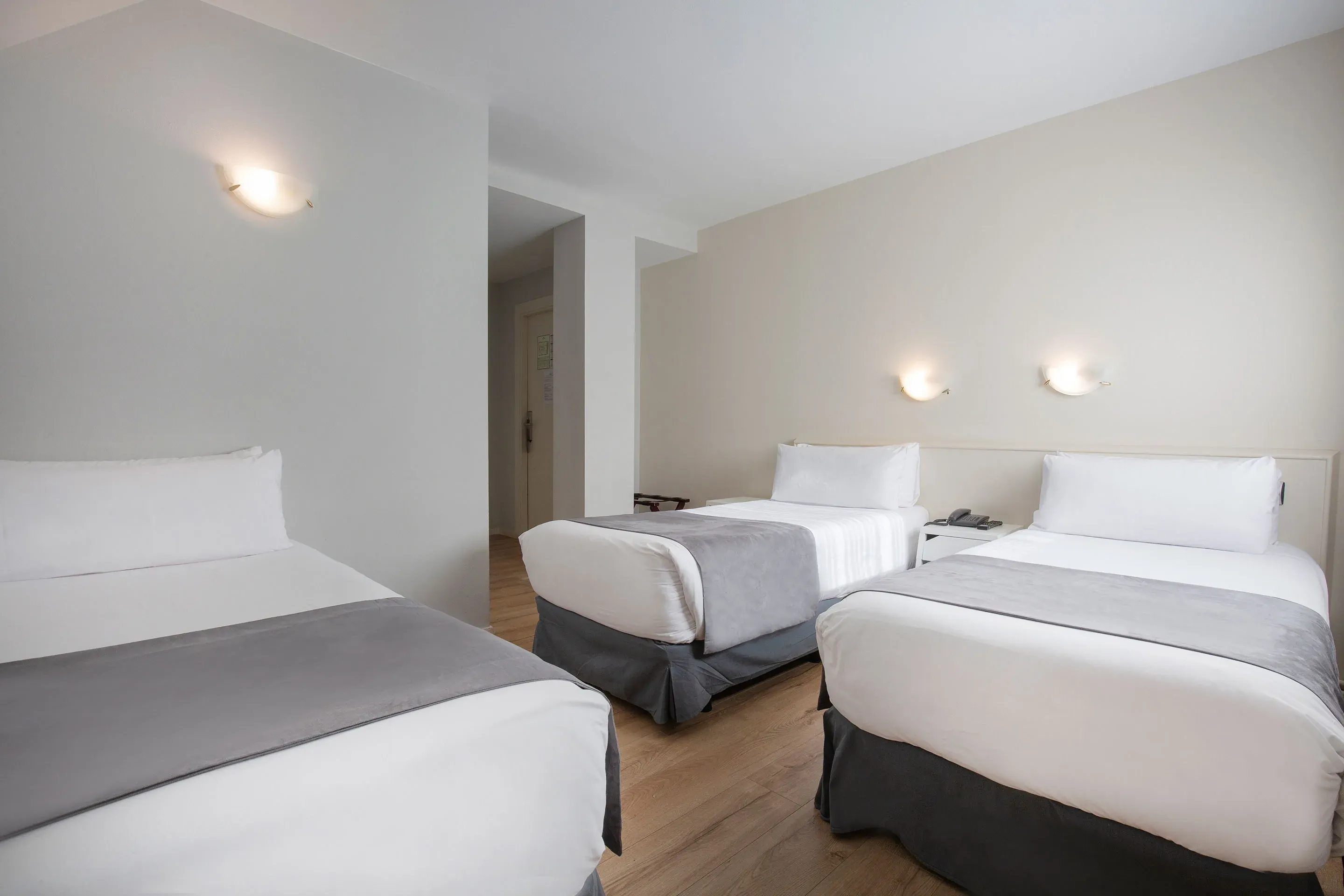 Chambre avec 3 lits à Hôtel Camel·lot | Nexta | Andorre | Site Officiel. Confortable et spacieuse pour tous.