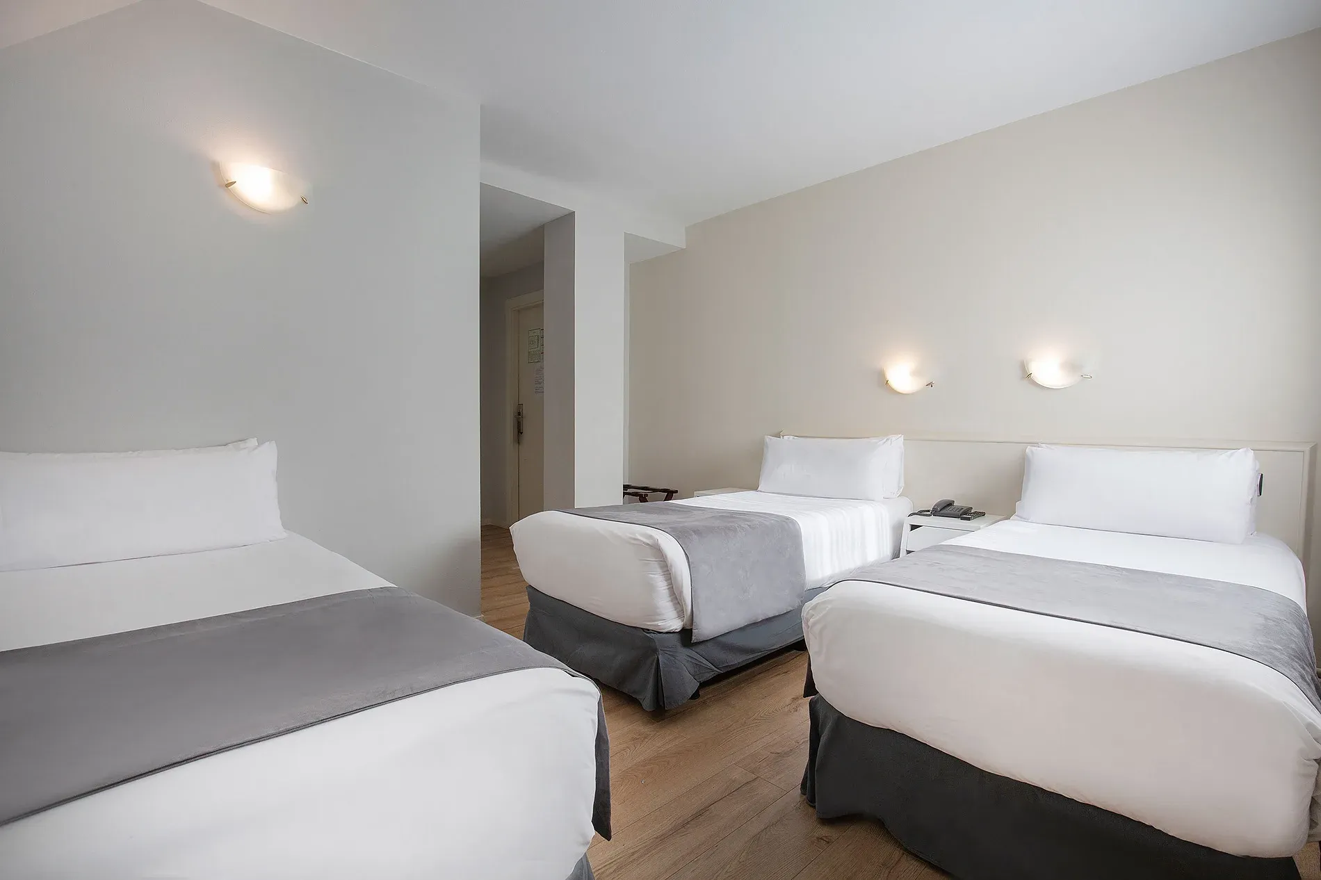 Chambre avec 3 lits à Hôtel Camel·lot | Nexta | Andorre | Site Officiel. Confortable et spacieuse pour tous.