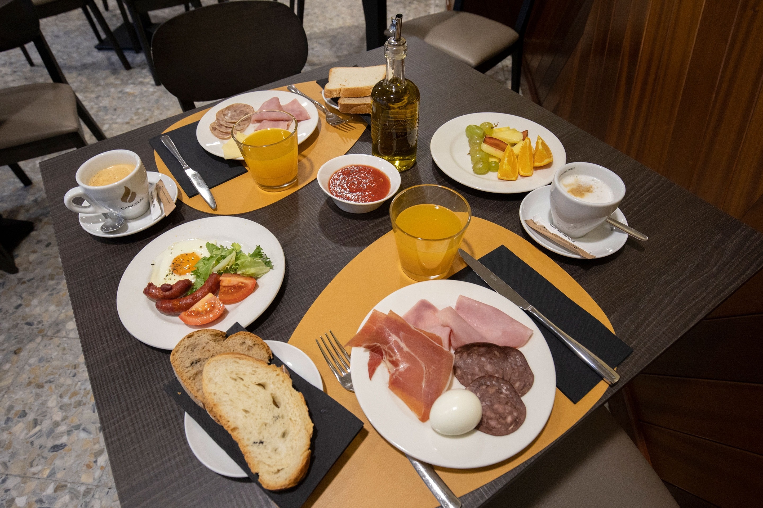 une table avec des assiettes de nourriture et des verres d' orange juice