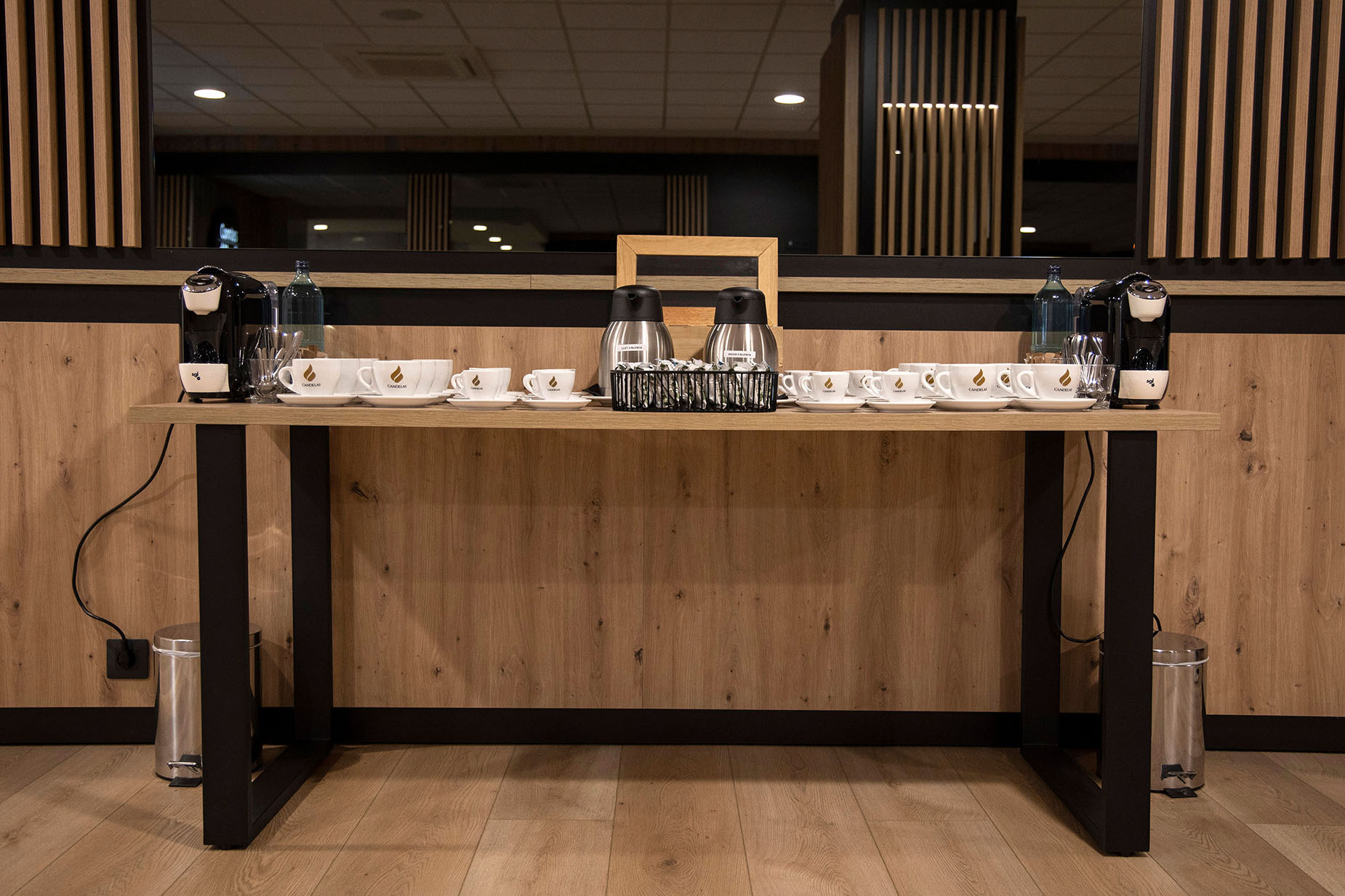 Coffee station with cups, kettles, and machines at NEXTA: Corporativa.