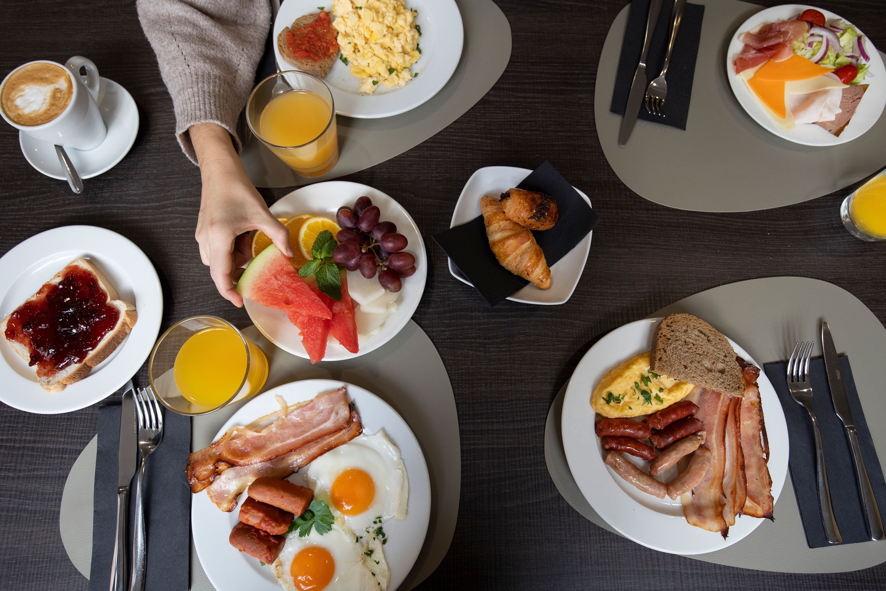 un hombre sostiene el manillar de una bicicleta azul con la palabra 28 en la parte superior