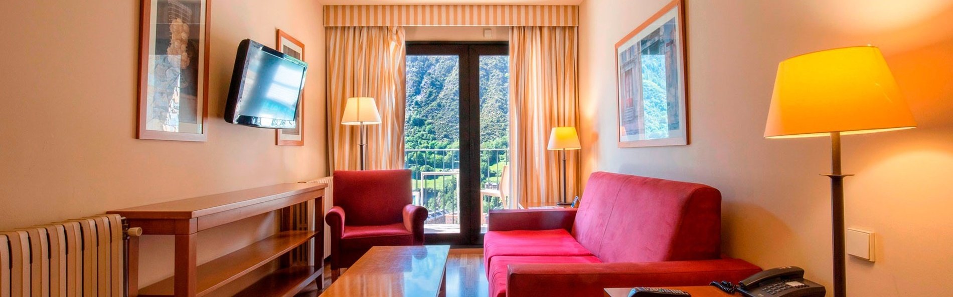 una sala de estar con un sofá rojo y una televisión