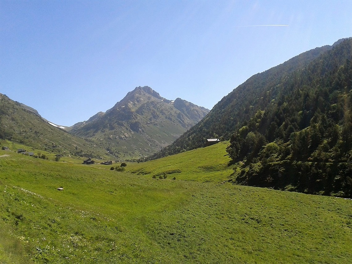 a l' esquerra de la vall hi ha una cabaña blanca