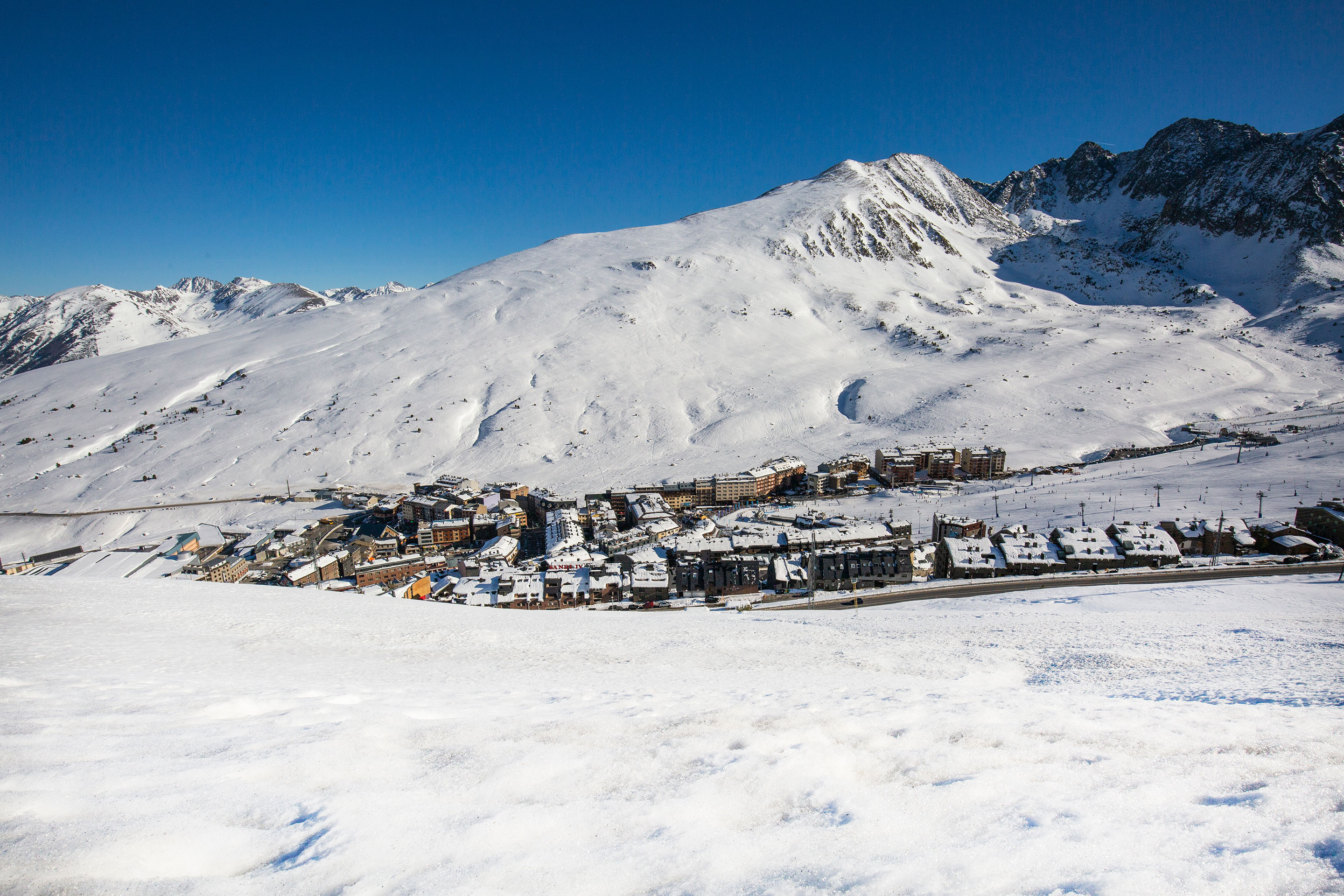 Hotel Camel·lot | Nexta | Andorra | Web Oficial: Vista panorámica de montañas nevadas y teleféricos desde el hotel.