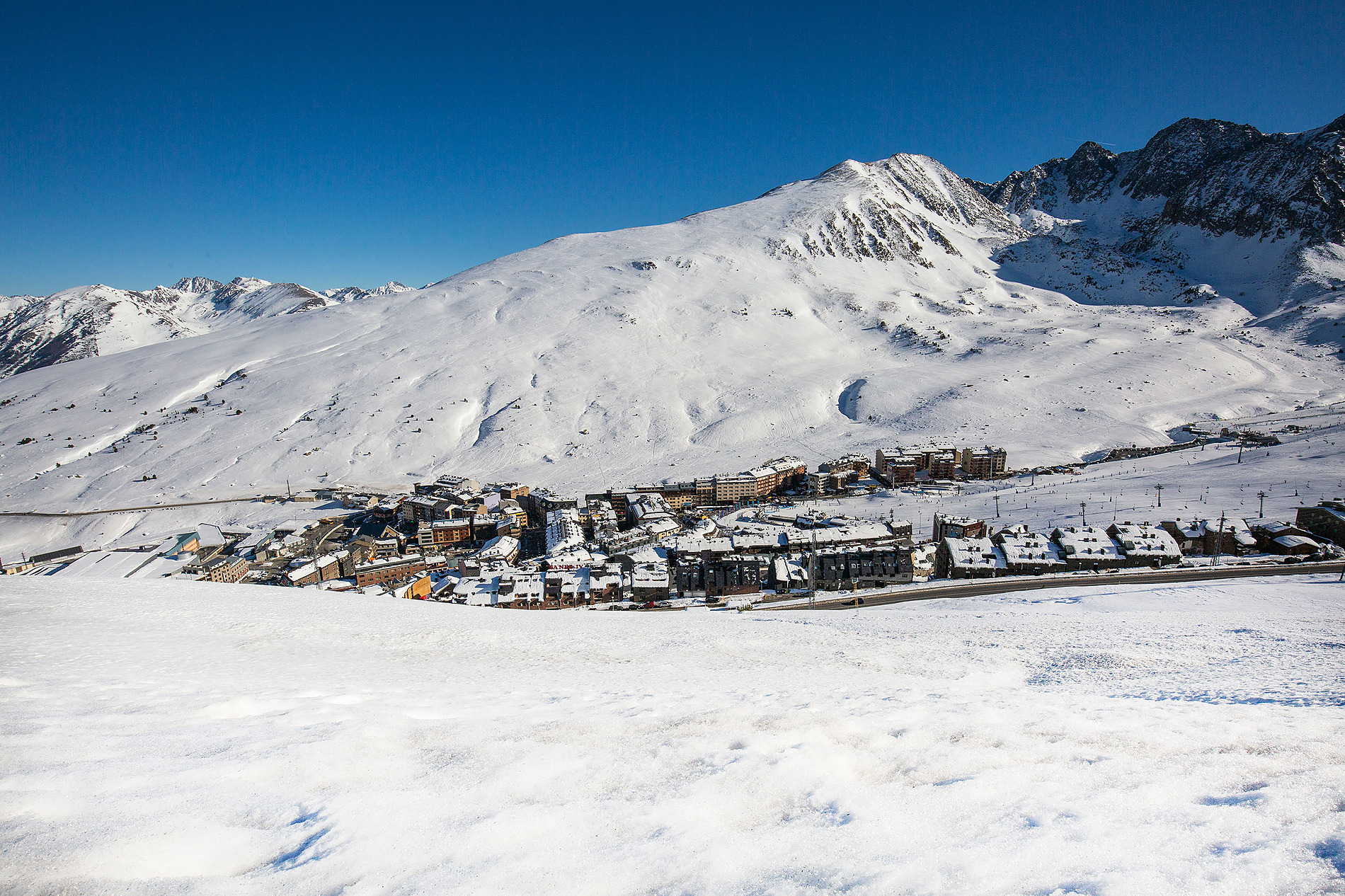 Hotel Camel·lot | Nexta | Andorra | Web Oficial: Vista panorámica de montañas nevadas y teleféricos desde el hotel.
