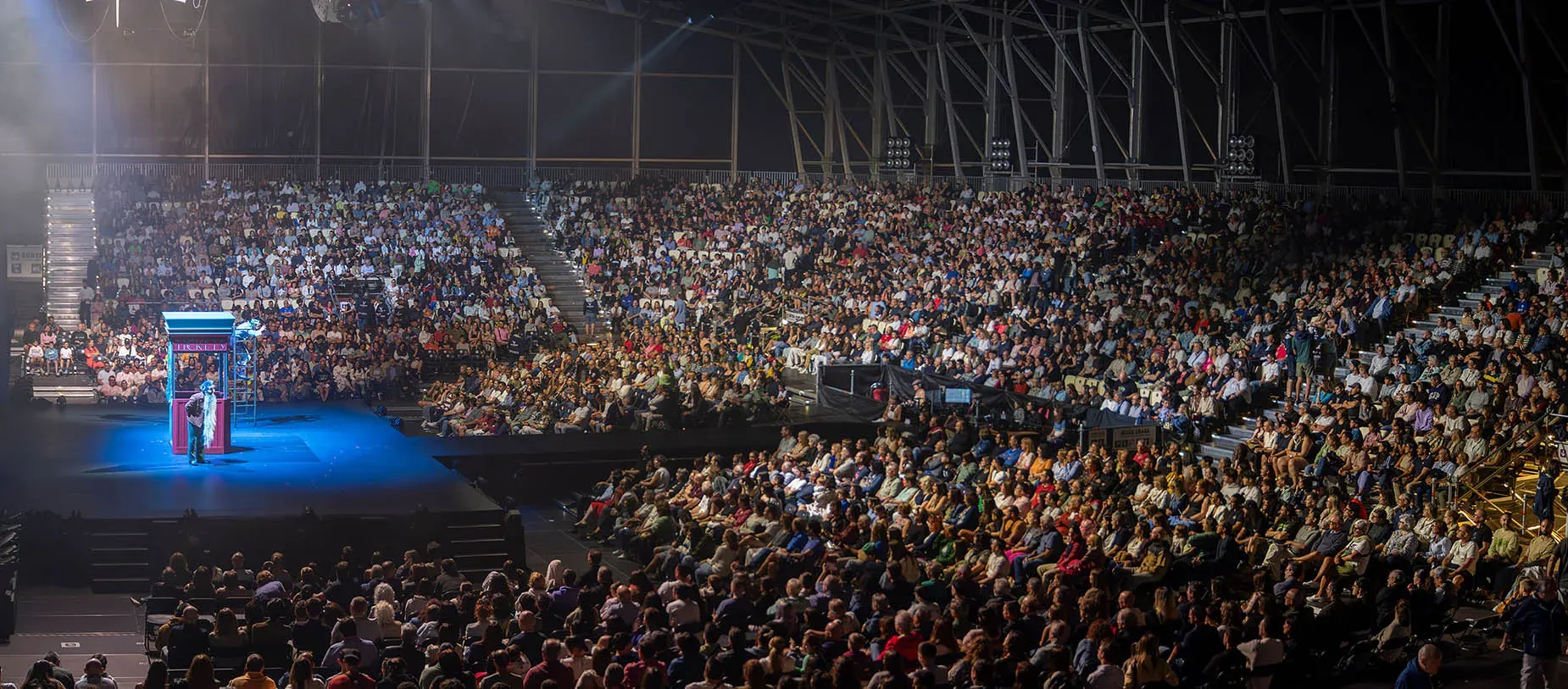 Espectacle multitudinari en un recinte modern amb graderies plenes, ideal per a esdeveniments i 'NEXTA: Corporativa'.