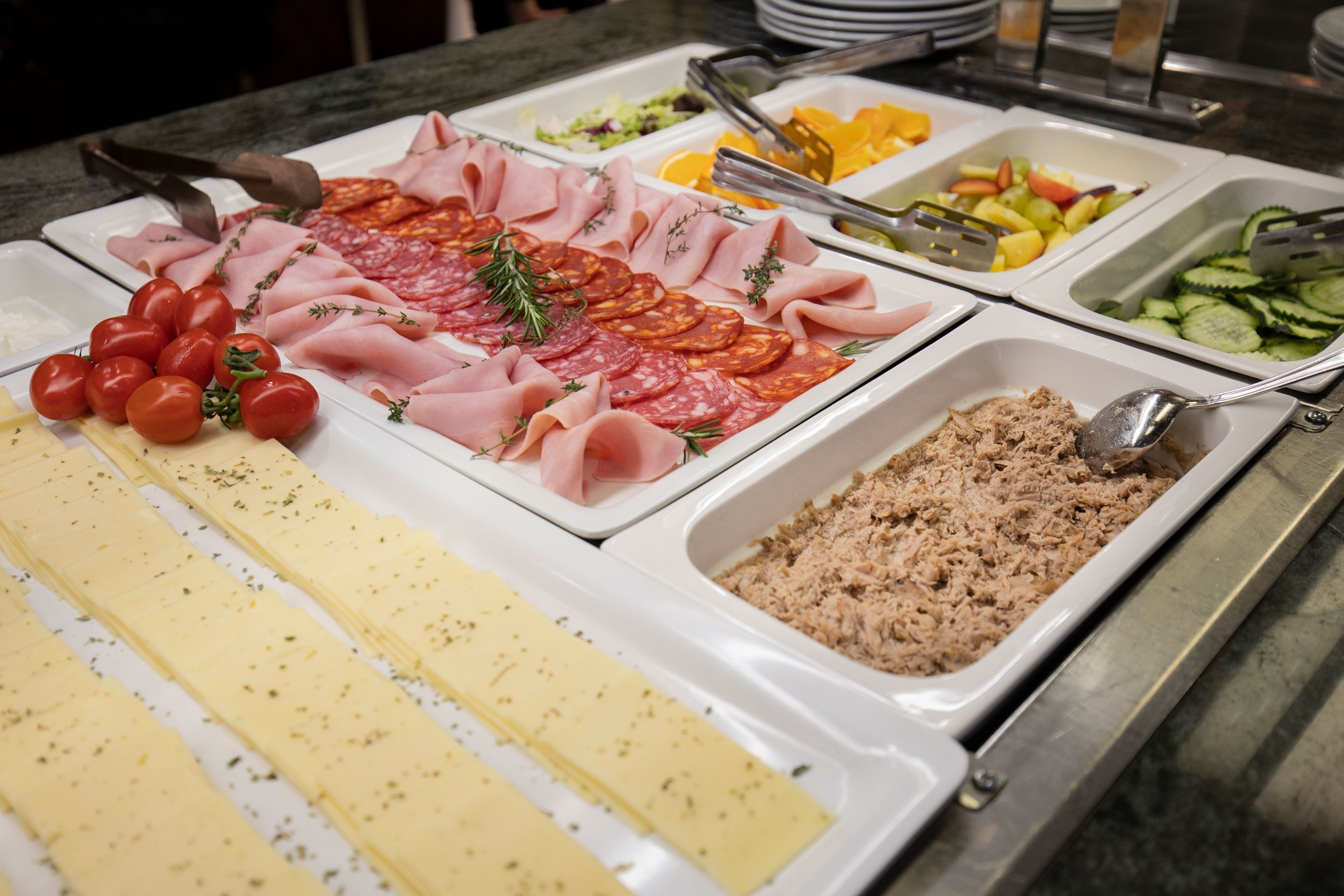 un buffet rempli de divers types de nourriture et de fruits