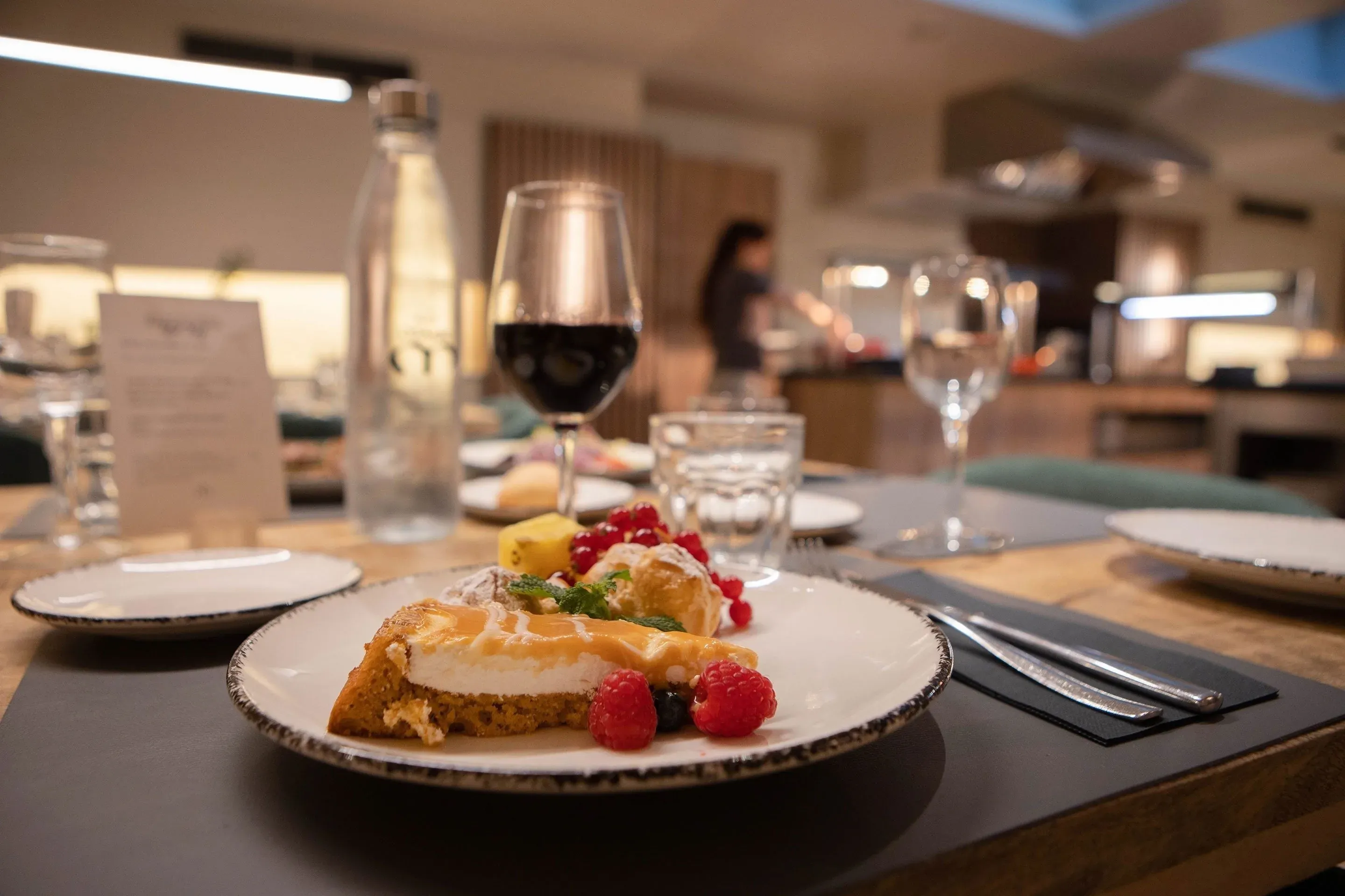 Postre gourmet con frutos rojos y vino, ideal para tu evento NEXTA: Corporativa.