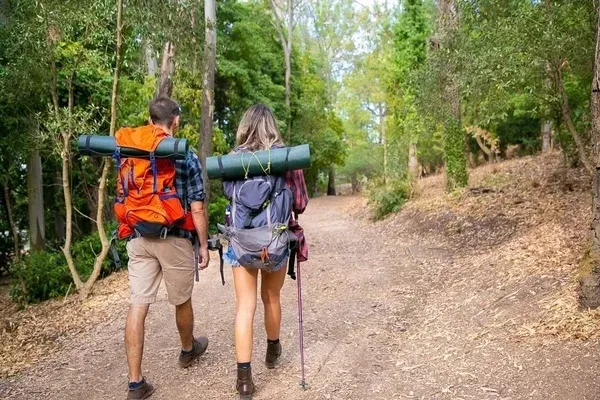 Pareja de excursionistas con mochilas, ideal para NEXTA: Corporativa.
