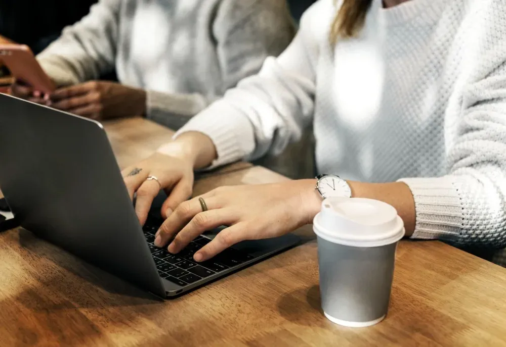 NEXTA: Corporativa - Personas trabajando en portátiles y tomando café.