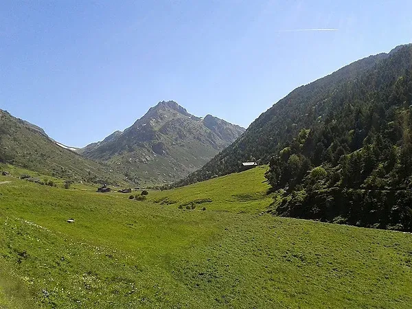 NEXTA: Corporativa vista de un valle alpino, ideal para retiros empresariales.