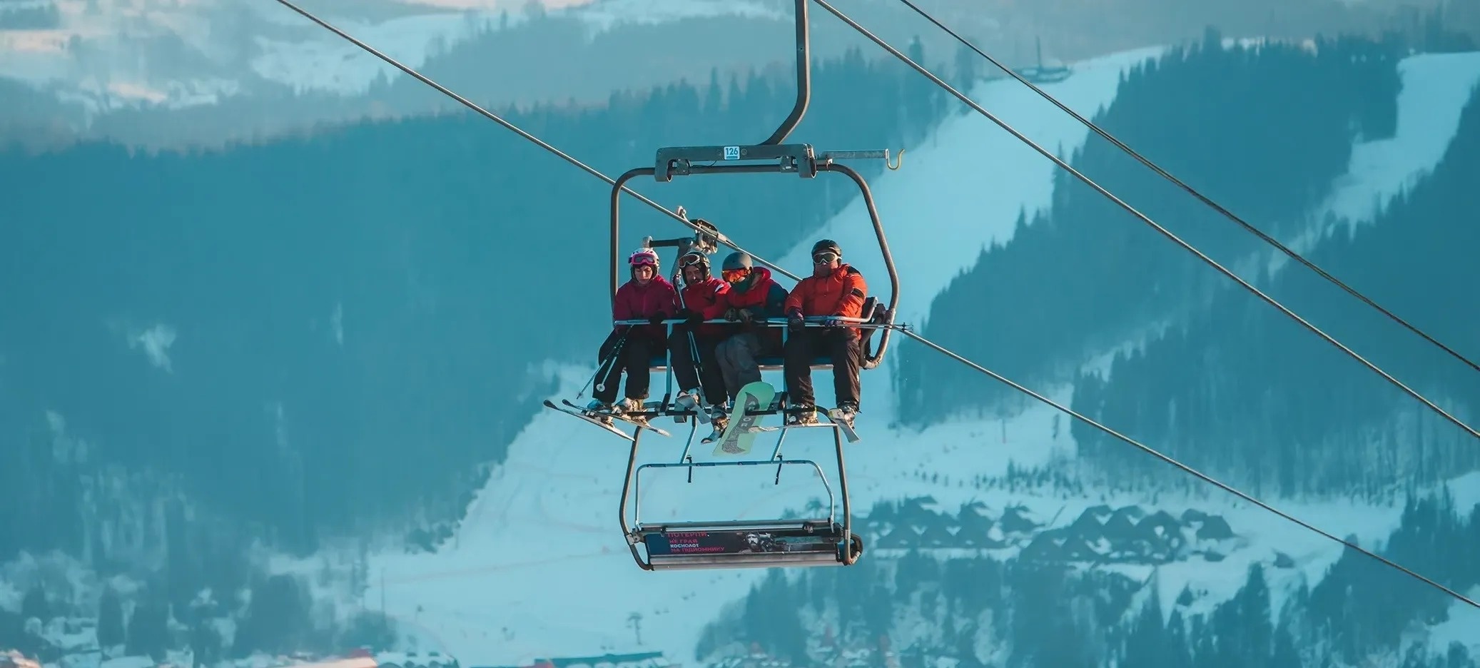 une photo d' une chambre à coucher et d' un skieur sur une montagne enneigée