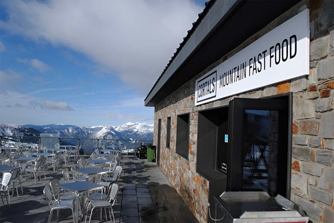 una tienda de comida rápida de montaña con vistas a las montañas