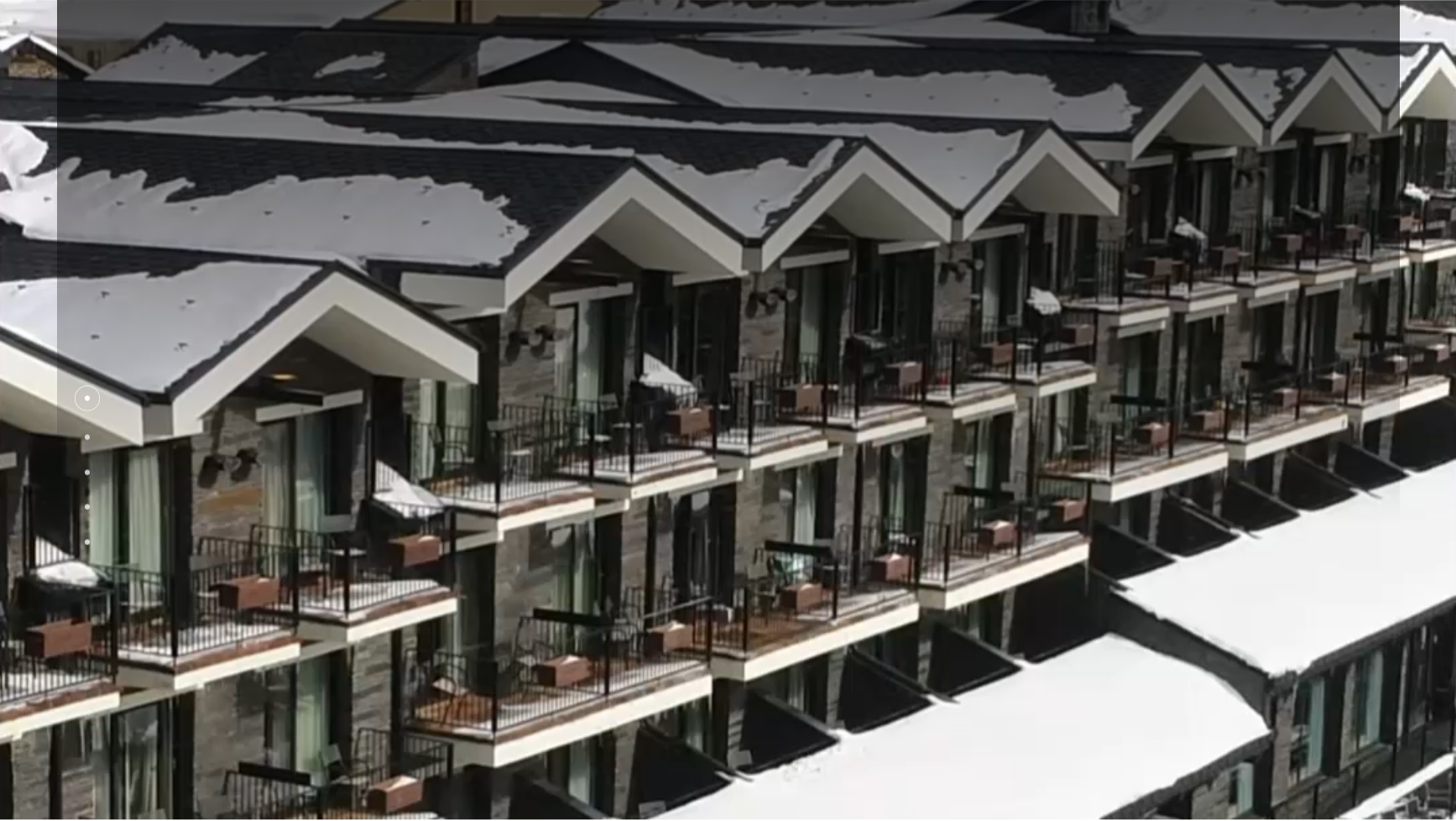 un edificio de apartamentos con balcones cubiertos de nieve