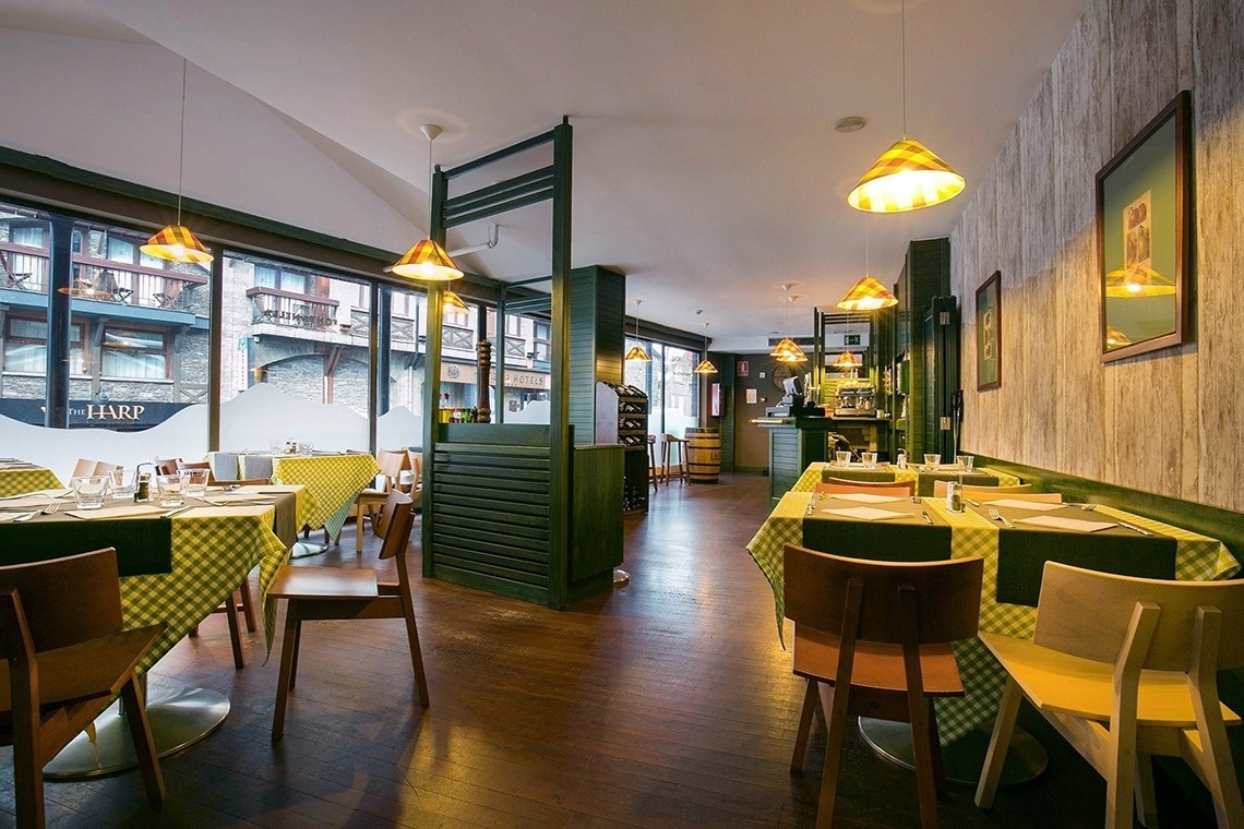 un restaurante con mesas y sillas y un cartel que dice harp