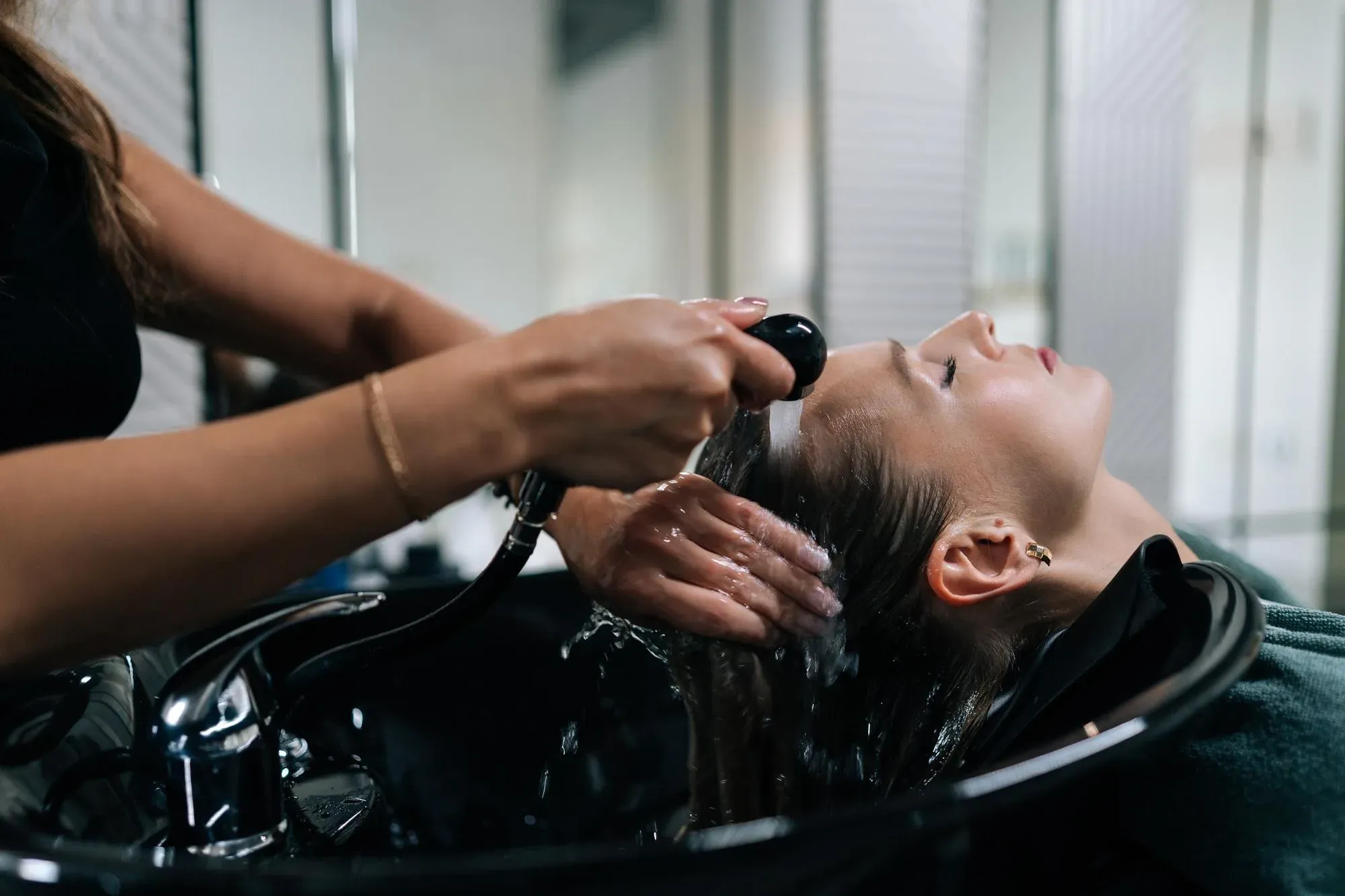 NEXTA: Corporativa - Relajante lavado de cabello en hotel.
