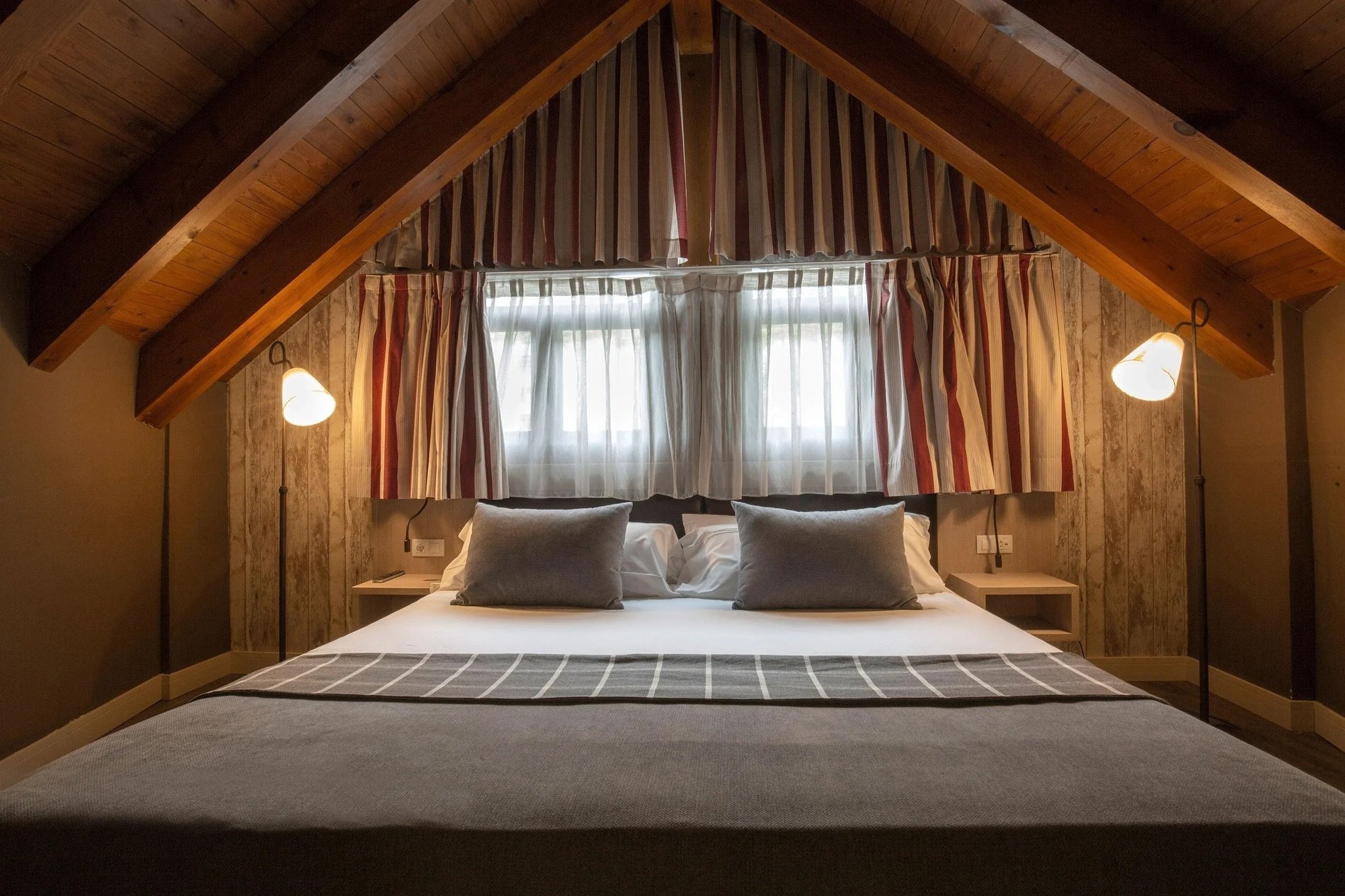 une chambre avec un lit et des rideaux rayés