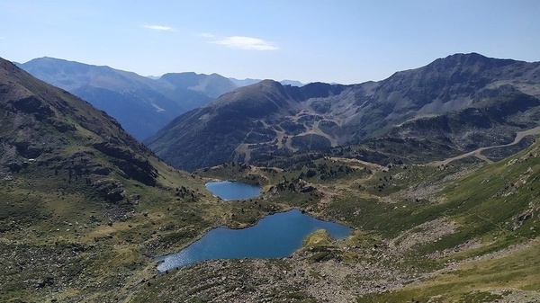 un par de lagos en medio de una montaña