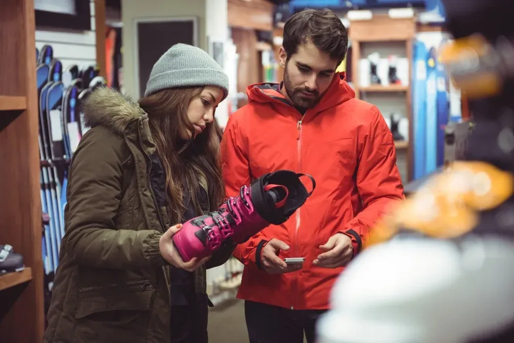 un par de esquís y una mochila en la nieve
