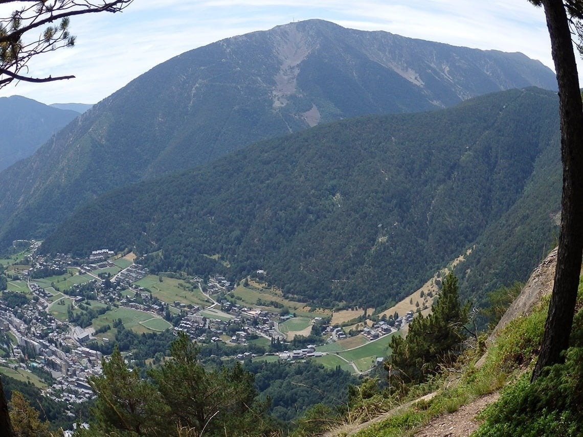 un pueblo en medio de un valle rodeado de montañas