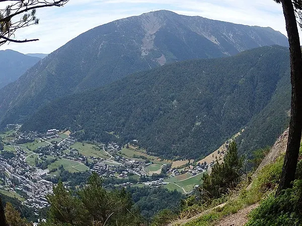 Vista panorámica del hotel NEXTA: Corporativa, rodeado de montañas y naturaleza.