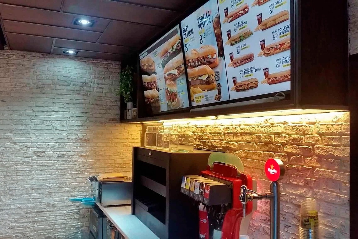 el interior de una tienda de comida que muestra el menú