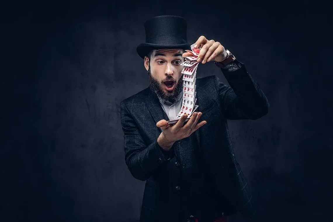 Professional magician with cards, ideal for NEXTA: Corporativa events.